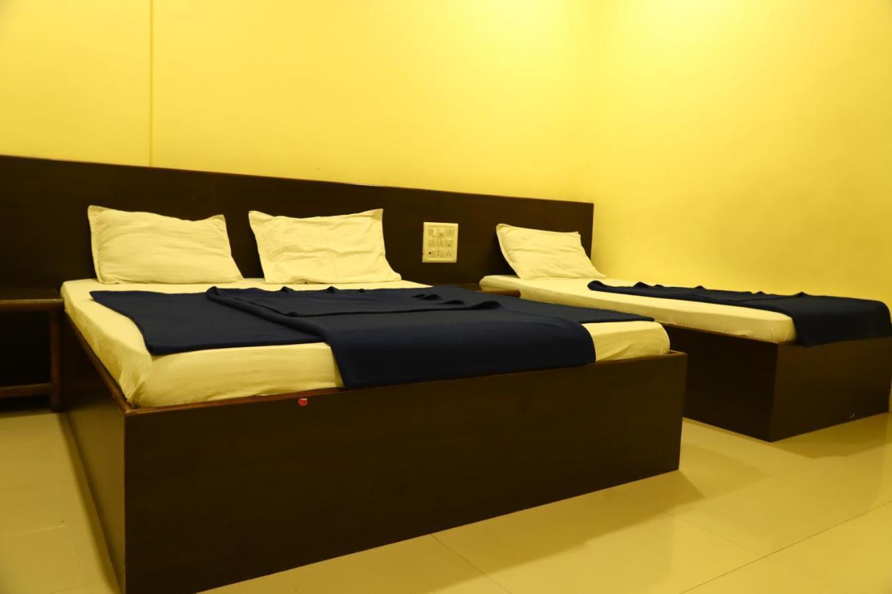 Sai Madhavi Palace Hotel 쉬르디 외부 사진